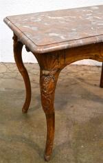 TABLE dessus marbre de style Régence (éléments anciens)
H. : 68...