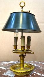 LAMPE BOUILLOTTE en bronze à trois lumières, base ronde ajourée,...