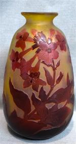 GALLE
Vase de forme balustre en verre multicouche à décor rouge...