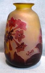 GALLE
Vase de forme balustre en verre multicouche à décor rouge...