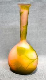 GALLE
Vase soliflore en verre multicouche signé
H. : 17,5 cm
