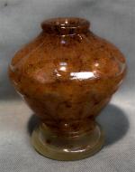VERLYS
Vase en verre à inclusions
Signé
H. : 13,5 cm