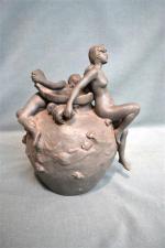 Emmanuel VILLANIS (1880-1920)
Vase en étain à décor de jeunes femmes...