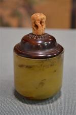 Pot en jade avec un couvercle en bois
H: 9,3 cm