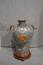 CHINE
Important vase de forme Meiping en bronze et émaux cloisonnés...