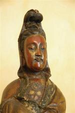 CHINE
Statuette de guanyin debout en bois laqué rouge et or,...