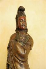 CHINE
Statuette de guanyin debout en bois laqué rouge et or,...