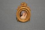 ECOLE FRANCAISE
Portrait de femme aux cheveux enrubannés
Miniature ovale, cadre en...