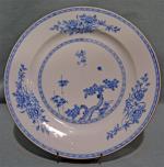 CHINE
Grand plat rond en porcelaine à décor bleu d'oiseaux, fleurs...
