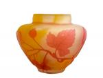 GALLE
Nèfles
Vase en verre multicouche à décor dégagé à l'acide rose...