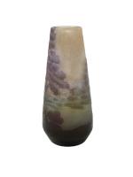 GALLE
Vase fuselé en verre multicouche à décor dégagé à l'acide...