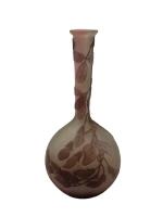 GALLE
Vase soliflore en verre multicouche à décor dégagé à l'acide...