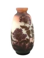GALLE
Important vase en verre multicouche à décor dégagé à l'acide...