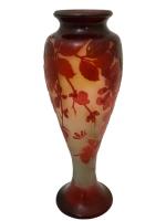 GALLE
Vase sur piédouche en verre multicouche à décor dégagé à...