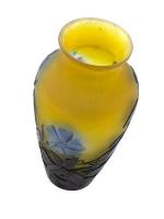 GALLE
Vase en verre multicouche à décor dégagé à l'acide de...