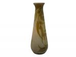 GALLE 
Vase en verre multicouche à décor dégagé à l'acide...