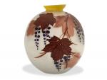 ELY
Vase boule en verre à décor peint de feuilles et...