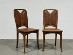 ART NOUVEAU
Paire de chaises en bois naturel sculpté et mouluré,...