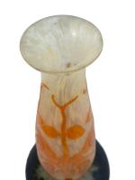 LE VERRE FRANCAIS
Figues, circa 1919-22. 
Vase en verre doublé à...