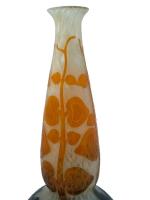 LE VERRE FRANCAIS
Figues, circa 1919-22. 
Vase en verre doublé à...