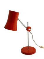 ANNEES 1960
Lampe de bureau en métal laqué orange, le bras...