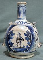 NEVERS
Gourde en faïence à décor camaïeu bleu de personnages (usures)
XVIIIème...