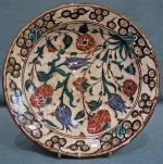 IZNIK
Coupe en faïence à lustre métallique floral
XVIIème - XVIIIème siècle
D....