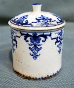 SAINT CLOUD
Pot couvert en porcelaine tendre à décor bleu de...