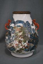 CHINE
Vase aux cent daims en porcelaine piriforme de la famille...