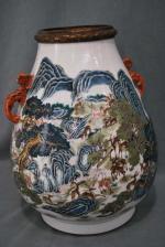 CHINE
Vase aux cent daims en porcelaine piriforme de la famille...