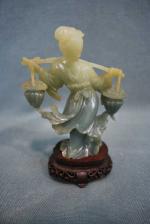 CHINE
Jade sculpté, la porteuse d'eau
H : 13,5cm