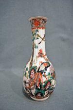 CHINE 
Vase à long col en porcelaine à décor famille...