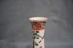 CHINE 
Vase à long col en porcelaine à décor famille...