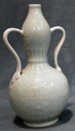 CHINE
Vase de forme double gourde en céladon vert (porte une...