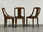 ANNEES 1920
Suite de six chaises en bois naturel sculpté et...