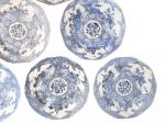 CHINE
Suite de six assiettes rondes en porcelaine à décor bleu...