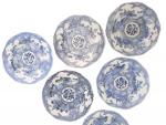 CHINE
Suite de six assiettes rondes en porcelaine à décor bleu...