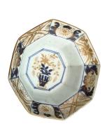 CHINE
Bol octogonal en porcelaine à décor bleu et or
H.: 7...