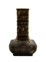 CHOISY LE ROI
Vase quadrangulaire en faïence à décor vert brun...