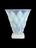 SABINO Paris
Poissons
Vase en verre opalescent moulé pressé, signé
H.: 13 cm