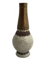 CHINE
Vase en céladon craquelé, monture postérieure en métal
H.: 26.5 cm...