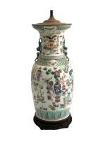CHINE
Vase en porcelaine à décor polychrome, monté en lampe
H. totale:...