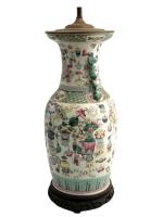 CHINE
Vase en porcelaine à décor polychrome, monté en lampe
H. totale:...