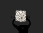 BAGUE en platine 850 millièmes ornée au centre d'un diamant...
