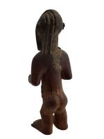 Statuette d'ancêtre représentant un homme debout à la coiffure tressée....