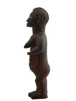 Statuette d'ancêtre représentant une femme debout, à la coiffure asymétrique,...