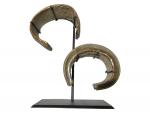 Très importante paire de chevillères en bronze à décor godronné,...
