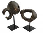 Très importante paire de chevillères de cérémonie en bronze, fonte...