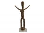Petite statuette votive 'Bateba' représentant une femme les bras en...