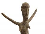 Petite statuette votive 'Bateba' représentant une femme les bras en...